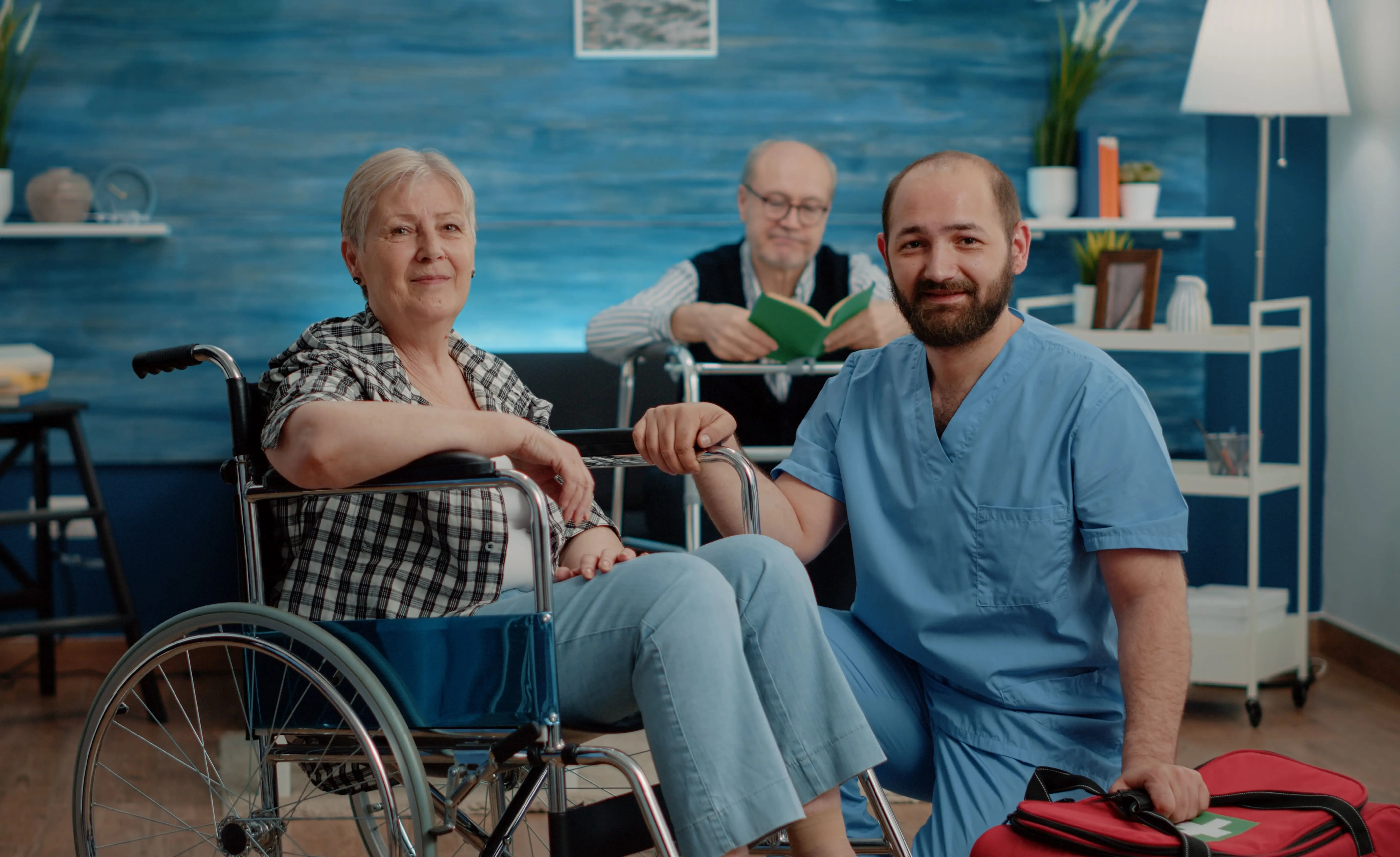 Pflegehelfer unterstützt ältere Patientin – kompetente Unterstützung für Pflegeeinrichtungen